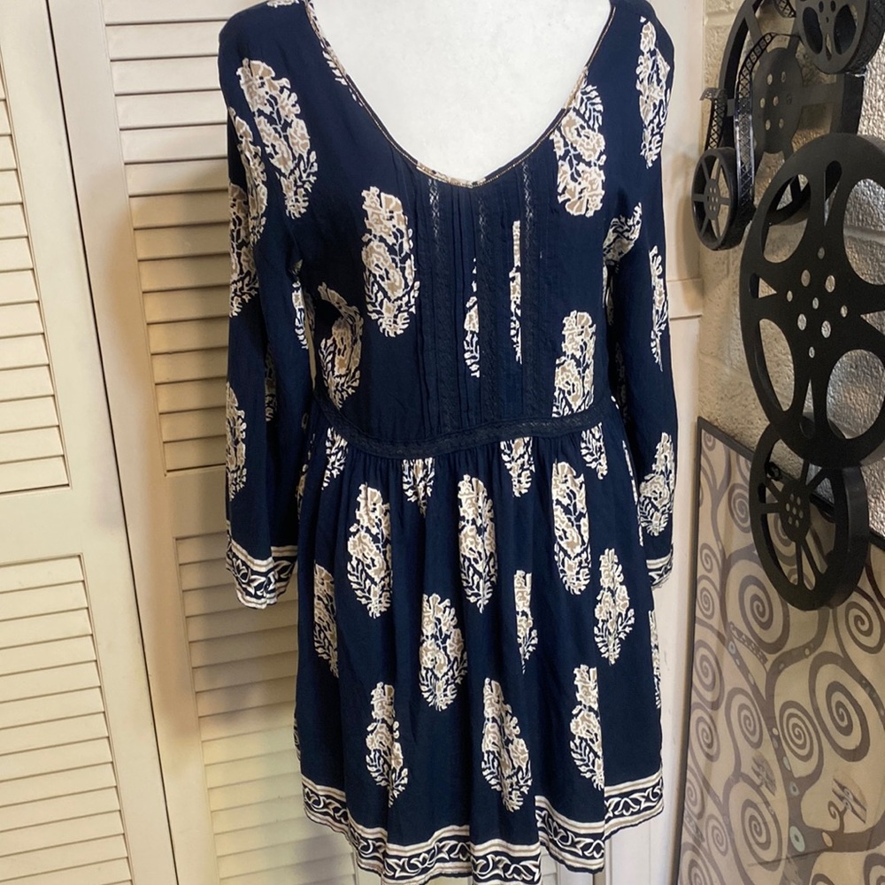 VELZERA L babydoll tunic in gorgeous blue and cream print with fun back